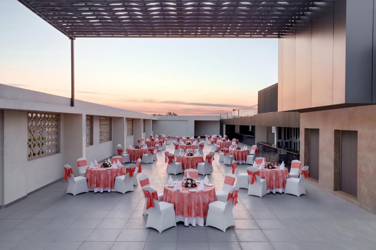 Lemon Tree Hotel Agra Shikohabad Exterior photo